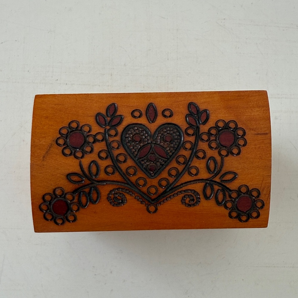 Vintage Wooden Trinket Box Polish Folk Art Handcarved Hearts - Made in Poland - Picture 2 of 11